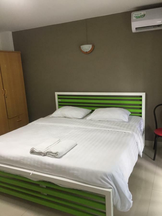 Escobar Guesthouse Jomtien Beach Esterno foto