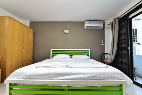 Escobar Guesthouse Jomtien Beach Esterno foto