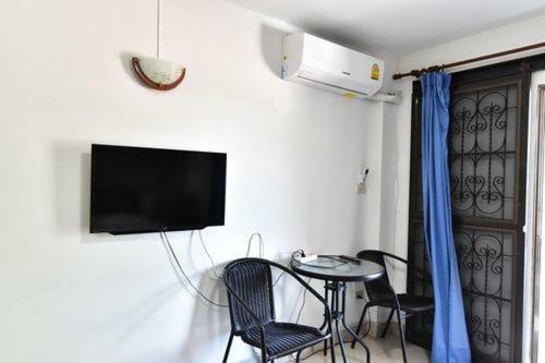 Escobar Guesthouse Jomtien Beach Esterno foto